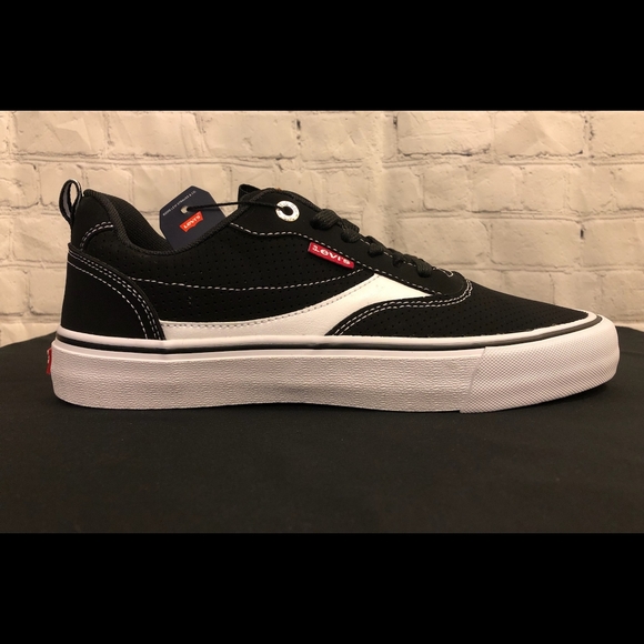 Levi's Other - NIB Levi's Lance black & white canvas sneakers - Size 8